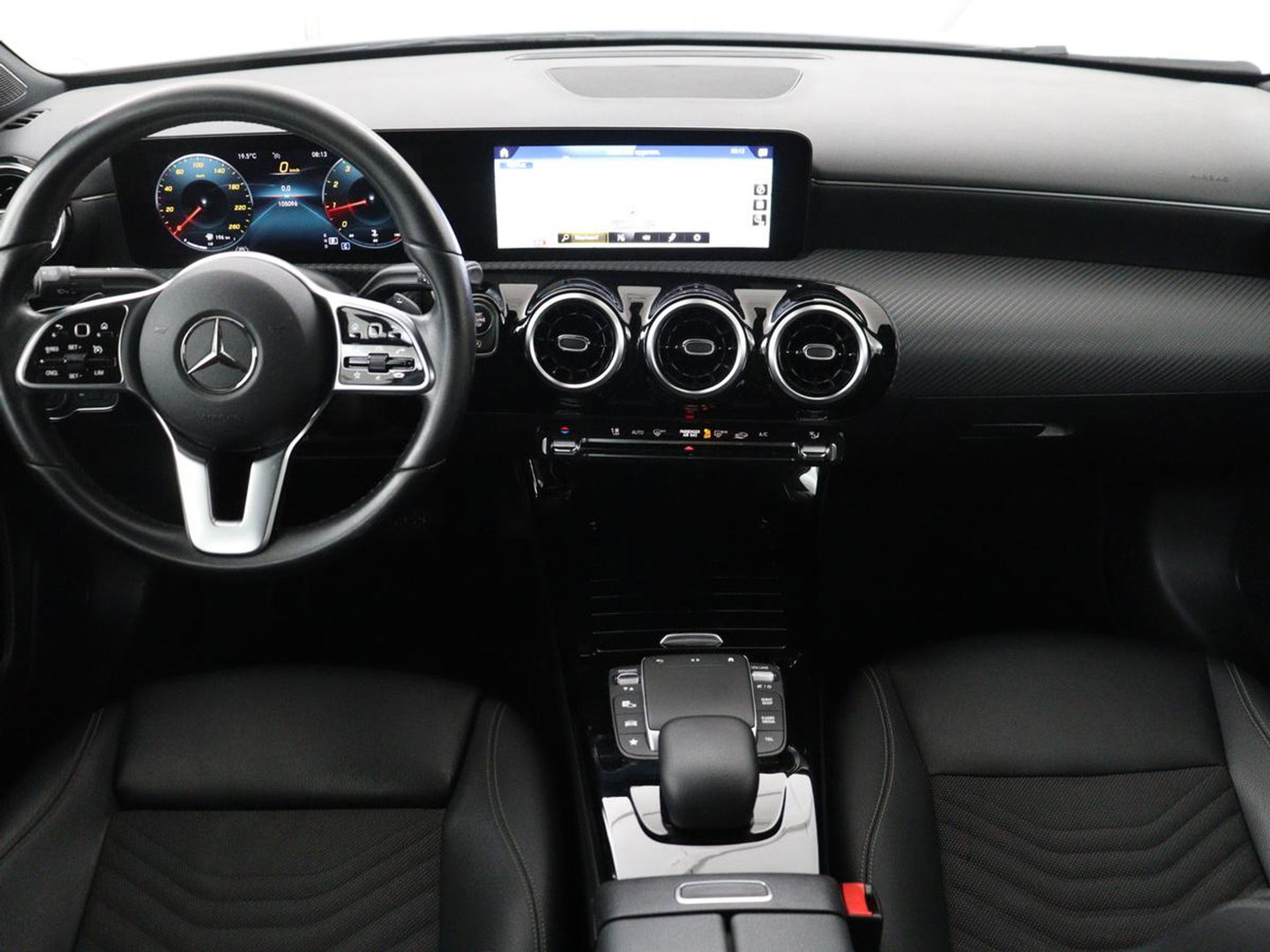 Mercedes-Benz A-Klasse 180 Business Solution | Panoramadak | Stoelverwarming | Full LED | Half leder | Widescreen | Navigatie | Park Assist | Cruise control | Camera | Bluetooth | Climate control
