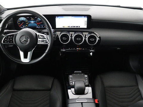 Mercedes-Benz A-Klasse 180 Business Solution | Panoramadak | Stoelverwarming | Full LED | Half leder | Widescreen | Navigatie | Park Assist | Cruise control | Camera | Bluetooth | Climate control