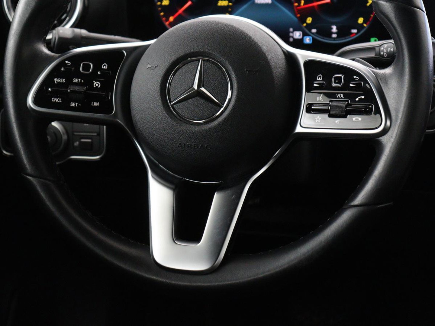 Mercedes-Benz A-Klasse 180 Business Solution | Panoramadak | Stoelverwarming | Full LED | Half leder | Widescreen | Navigatie | Park Assist | Cruise control | Camera | Bluetooth | Climate control