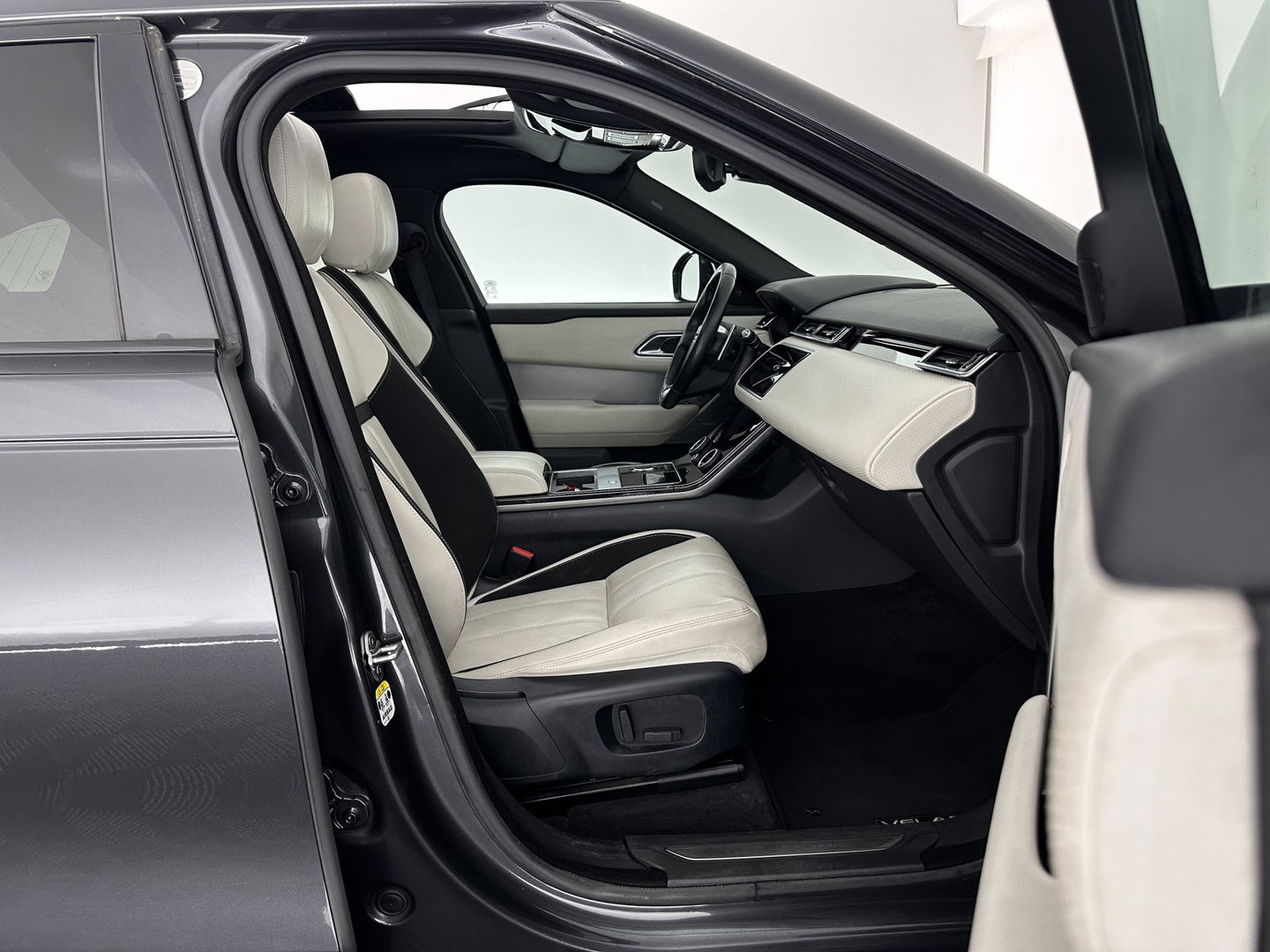 Land Rover Range Rover Velar 2.0 I4 AWD R-Dynamic HSE Aut. *PANO | HEAD-UP | LEATHER | FULL-LED | MEMORY-PACK | BLIND-SPOT | MERIDIAN-SURROUND | DIGI-COCKPIT | CAMERA | KEYLESS | HEATED-COMFORTSEATS | PRIVACY-GLASS | SHIFT-PADDLES | 21 "ALU*