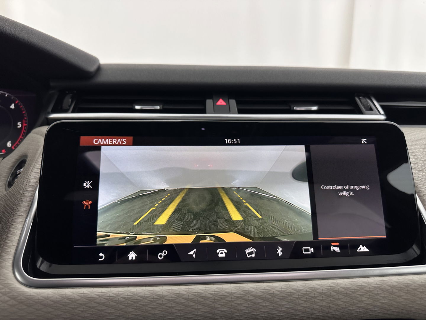 Land Rover Range Rover Velar 2.0 I4 AWD R-Dynamic HSE Aut. *PANO | HEAD-UP | LEATHER | FULL-LED | MEMORY-PACK | BLIND-SPOT | MERIDIAN-SURROUND | DIGI-COCKPIT | CAMERA | KEYLESS | HEATED-COMFORTSEATS | PRIVACY-GLASS | SHIFT-PADDLES | 21 "ALU*