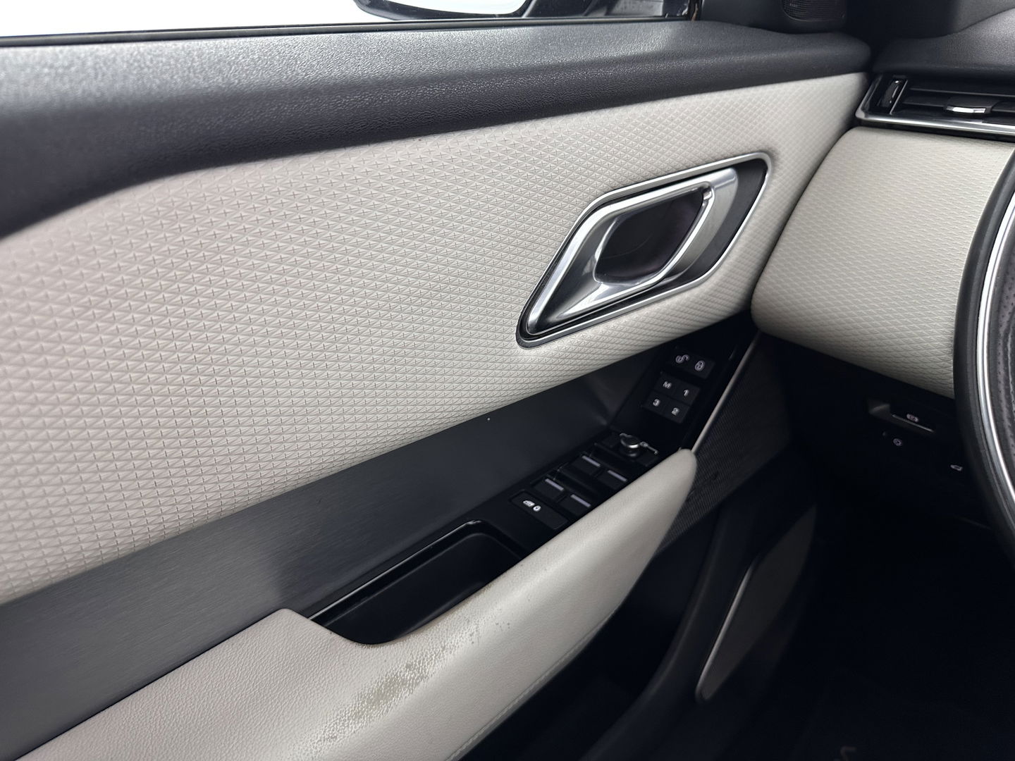 Land Rover Range Rover Velar 2.0 I4 AWD R-Dynamic HSE Aut. *PANO | HEAD-UP | LEATHER | FULL-LED | MEMORY-PACK | BLIND-SPOT | MERIDIAN-SURROUND | DIGI-COCKPIT | CAMERA | KEYLESS | HEATED-COMFORTSEATS | PRIVACY-GLASS | SHIFT-PADDLES | 21 "ALU*