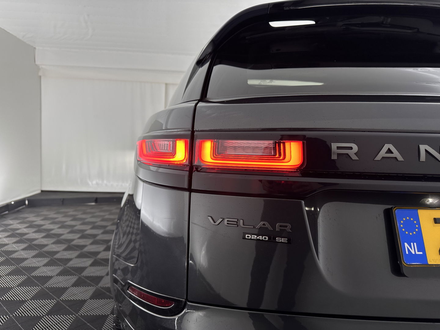 Land Rover Range Rover Velar 2.0 I4 AWD R-Dynamic HSE Aut. *PANO | HEAD-UP | LEATHER | FULL-LED | MEMORY-PACK | BLIND-SPOT | MERIDIAN-SURROUND | DIGI-COCKPIT | CAMERA | KEYLESS | HEATED-COMFORTSEATS | PRIVACY-GLASS | SHIFT-PADDLES | 21 "ALU*