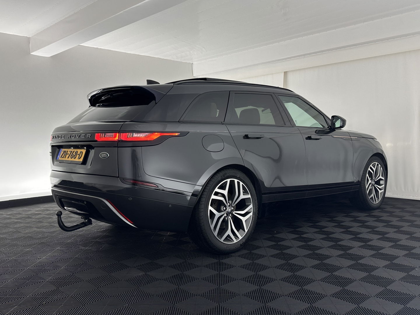 Land Rover Range Rover Velar 2.0 I4 AWD R-Dynamic HSE Aut. *PANO | HEAD-UP | LEATHER | FULL-LED | MEMORY-PACK | BLIND-SPOT | MERIDIAN-SURROUND | DIGI-COCKPIT | CAMERA | KEYLESS | HEATED-COMFORTSEATS | PRIVACY-GLASS | SHIFT-PADDLES | 21 "ALU*