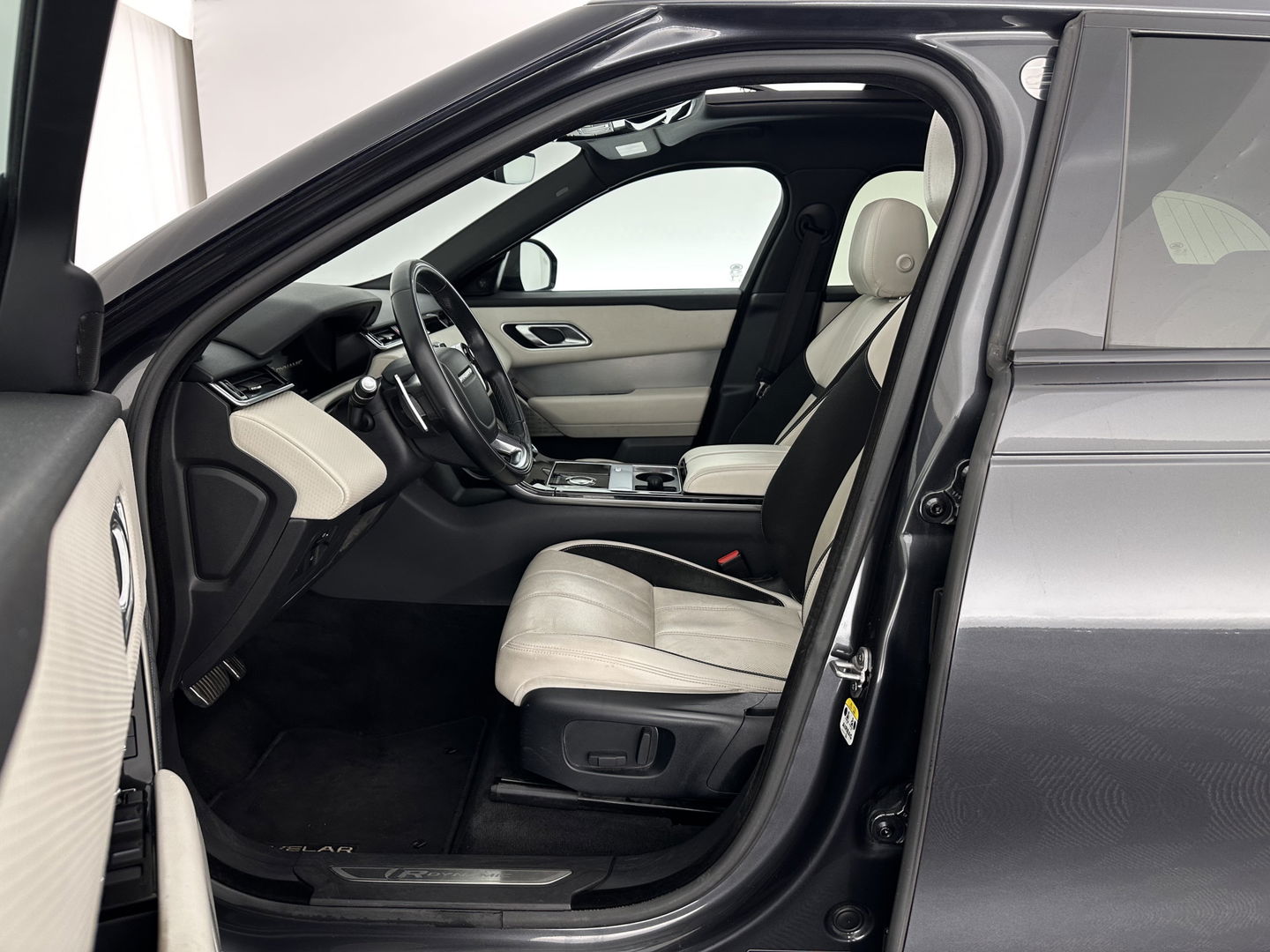 Land Rover Range Rover Velar 2.0 I4 AWD R-Dynamic HSE Aut. *PANO | HEAD-UP | LEATHER | FULL-LED | MEMORY-PACK | BLIND-SPOT | MERIDIAN-SURROUND | DIGI-COCKPIT | CAMERA | KEYLESS | HEATED-COMFORTSEATS | PRIVACY-GLASS | SHIFT-PADDLES | 21 "ALU*