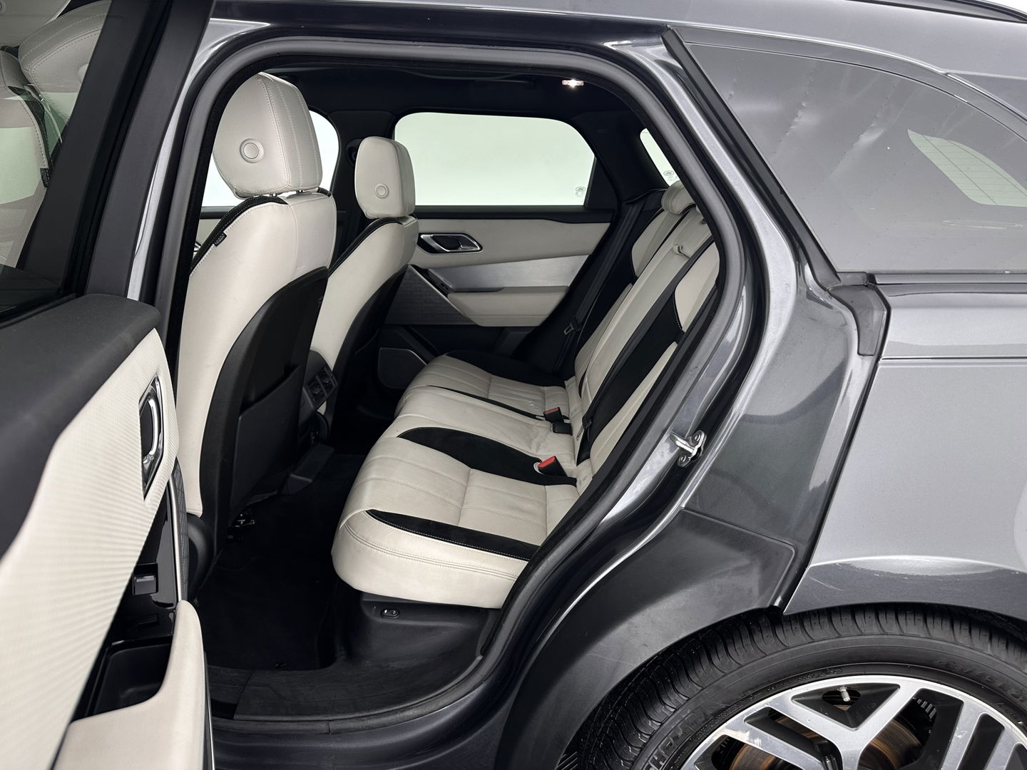 Land Rover Range Rover Velar 2.0 I4 AWD R-Dynamic HSE Aut. *PANO | HEAD-UP | LEATHER | FULL-LED | MEMORY-PACK | BLIND-SPOT | MERIDIAN-SURROUND | DIGI-COCKPIT | CAMERA | KEYLESS | HEATED-COMFORTSEATS | PRIVACY-GLASS | SHIFT-PADDLES | 21 "ALU*
