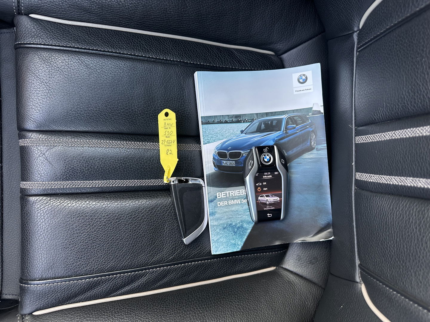 BMW 5 Serie Touring 530d Sportline High Executive Aut. *PANO | LEATHER | FULL-LED | MEMORY-PACK | TOP-VIEW | HEATED-COMFORTSEATS | NAVI-FULLMAP | PRIVACY-GLASS | AMBIENT-LIGHT | ECC | CARPLAY | PDC | TOWBAR | SHIFT-PADDLES | 20"ALU*