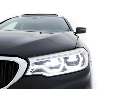 BMW 5 Serie Touring 530d Sportline High Executive Aut. *PANO | LEATHER | FULL-LED | MEMORY-PACK | TOP-VIEW | HEATED-COMFORTSEATS | NAVI-FULLMAP | PRIVACY-GLASS | AMBIENT-LIGHT | ECC | CARPLAY | PDC | TOWBAR | SHIFT-PADDLES | 20"ALU*