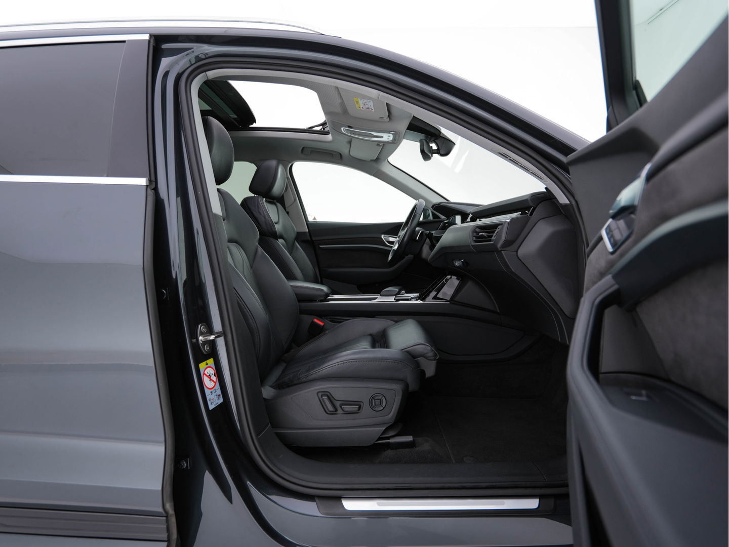 Audi e-tron 55 quattro Business edition Plus 95 kWh (3-Fase-11 kW) {SOH-88%} (INCL-BTW) *HEATPUMP | PANO | LEATHER | ADAPTIVE-CRUISE | FULL-LED | DIGI-COCKPIT | KEYLESS | MEMORY-PACK | CAMERA | NAVI-FULLMAP | SHIFTPADDLES | DAB+ | COMFORTSEATS | 20''ALU*