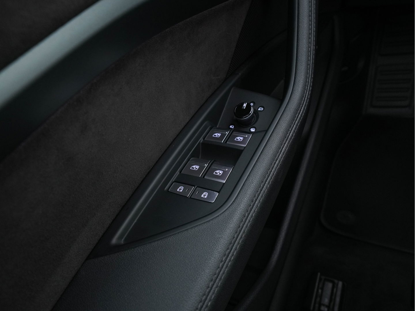 Audi e-tron 55 quattro Business edition Plus 95 kWh (3-Fase-11 kW) {SOH-88%} (INCL-BTW) *HEATPUMP | PANO | LEATHER | ADAPTIVE-CRUISE | FULL-LED | DIGI-COCKPIT | KEYLESS | MEMORY-PACK | CAMERA | NAVI-FULLMAP | SHIFTPADDLES | DAB+ | COMFORTSEATS | 20''ALU*