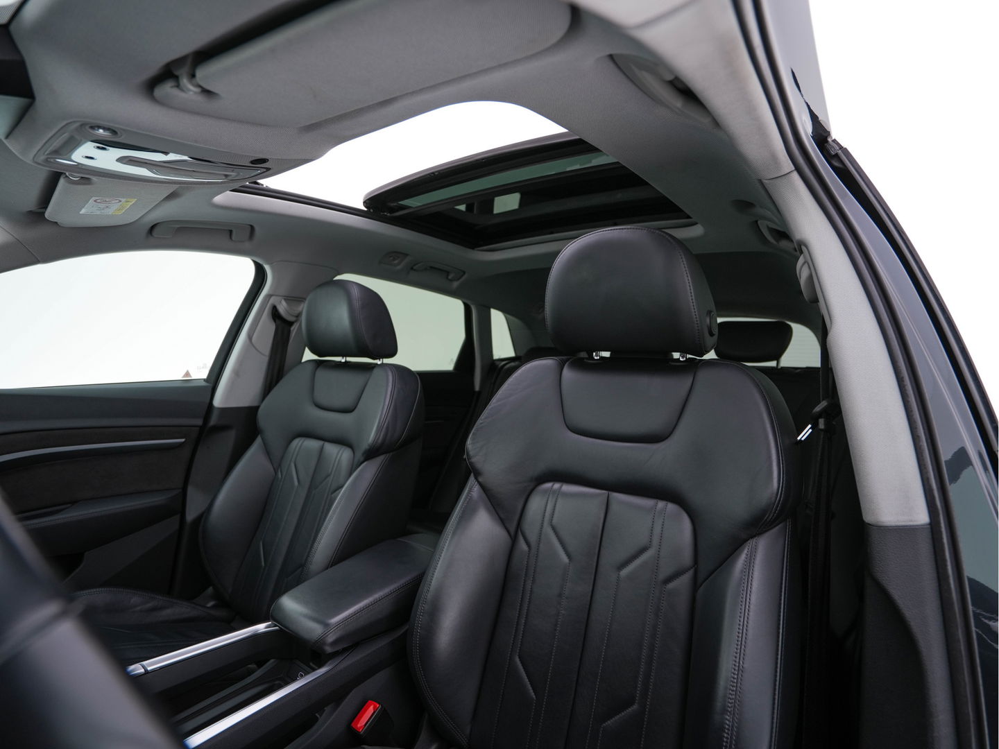 Audi e-tron 55 quattro Business edition Plus 95 kWh (3-Fase-11 kW) {SOH-88%} (INCL-BTW) *HEATPUMP | PANO | LEATHER | ADAPTIVE-CRUISE | FULL-LED | DIGI-COCKPIT | KEYLESS | MEMORY-PACK | CAMERA | NAVI-FULLMAP | SHIFTPADDLES | DAB+ | COMFORTSEATS | 20''ALU*