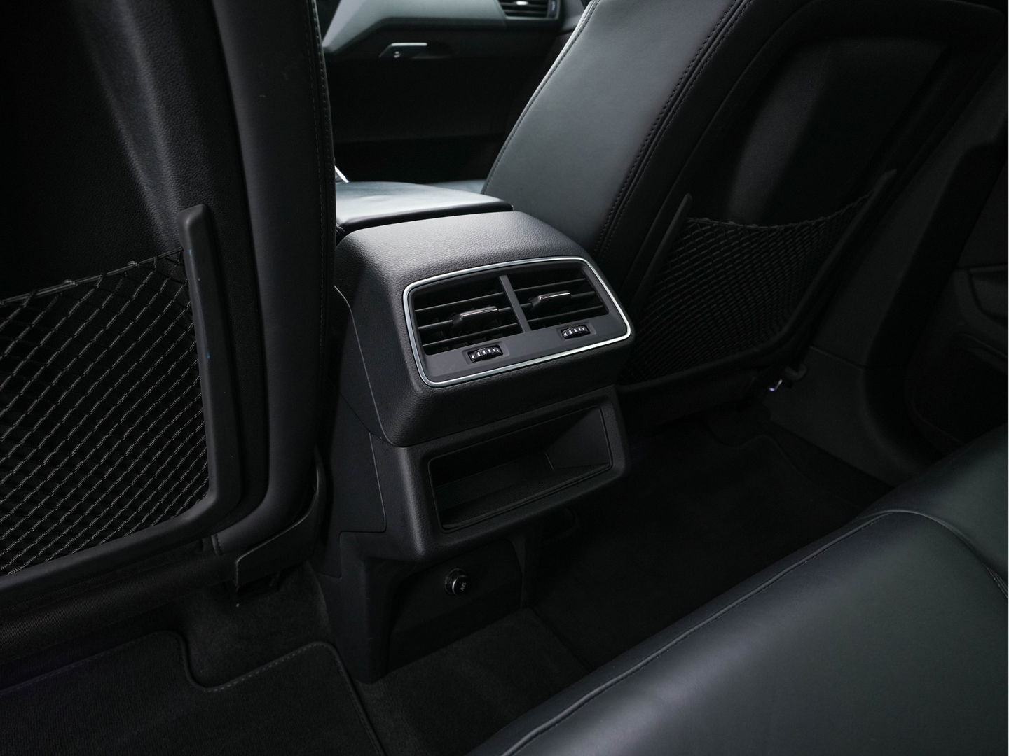 Audi e-tron 55 quattro Business edition Plus 95 kWh (3-Fase-11 kW) {SOH-88%} (INCL-BTW) *HEATPUMP | PANO | LEATHER | ADAPTIVE-CRUISE | FULL-LED | DIGI-COCKPIT | KEYLESS | MEMORY-PACK | CAMERA | NAVI-FULLMAP | SHIFTPADDLES | DAB+ | COMFORTSEATS | 20''ALU*