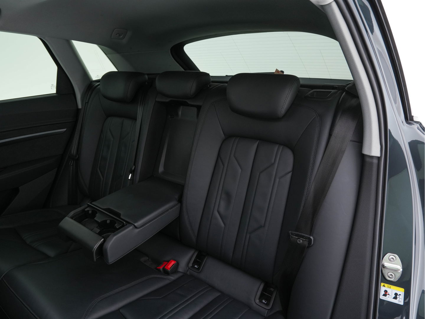 Audi e-tron 55 quattro Business edition Plus 95 kWh (3-Fase-11 kW) {SOH-88%} (INCL-BTW) *HEATPUMP | PANO | LEATHER | ADAPTIVE-CRUISE | FULL-LED | DIGI-COCKPIT | KEYLESS | MEMORY-PACK | CAMERA | NAVI-FULLMAP | SHIFTPADDLES | DAB+ | COMFORTSEATS | 20''ALU*