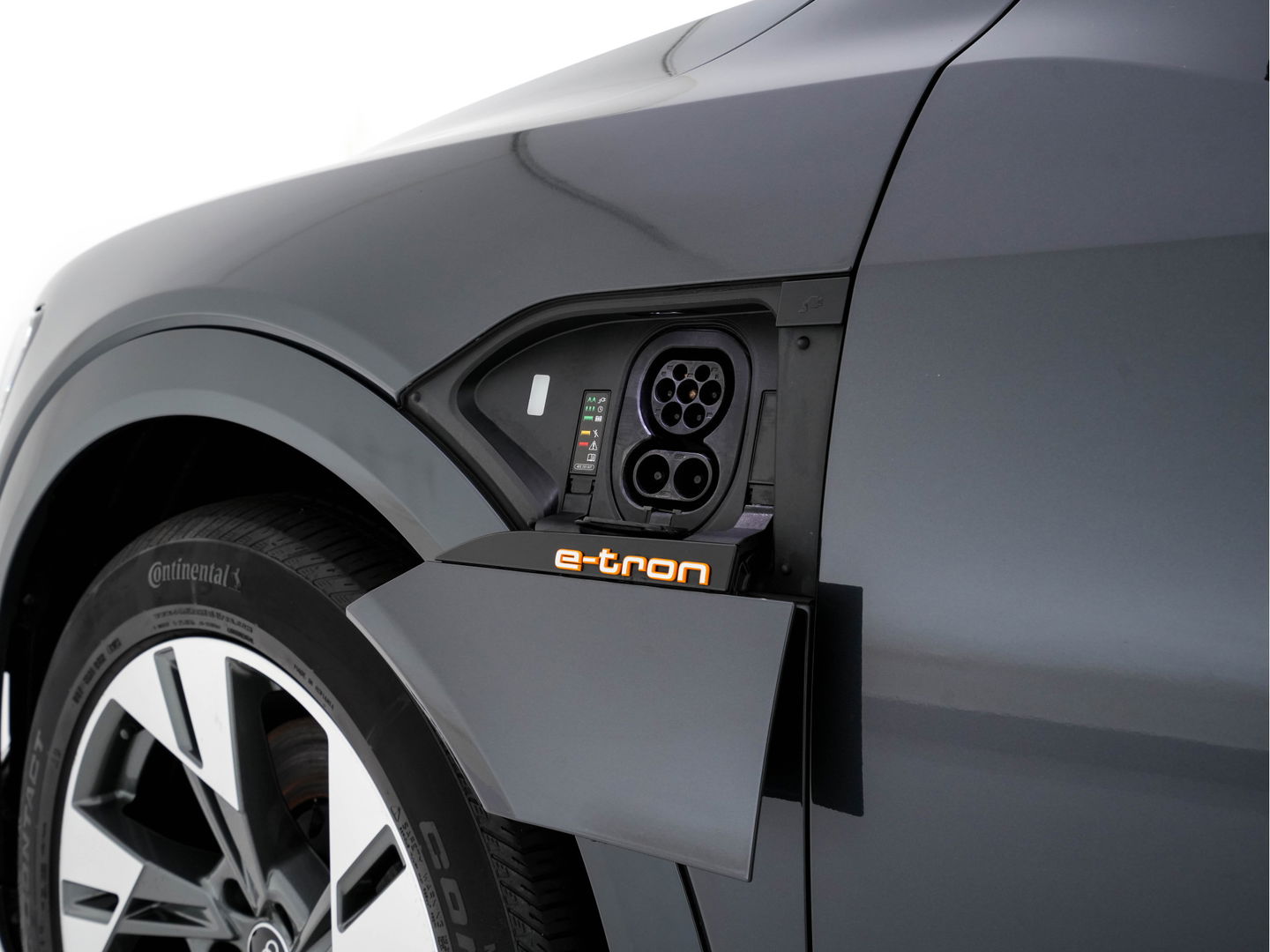 Audi e-tron 55 quattro Business edition Plus 95 kWh (3-Fase-11 kW) {SOH-88%} (INCL-BTW) *HEATPUMP | PANO | LEATHER | ADAPTIVE-CRUISE | FULL-LED | DIGI-COCKPIT | KEYLESS | MEMORY-PACK | CAMERA | NAVI-FULLMAP | SHIFTPADDLES | DAB+ | COMFORTSEATS | 20''ALU*