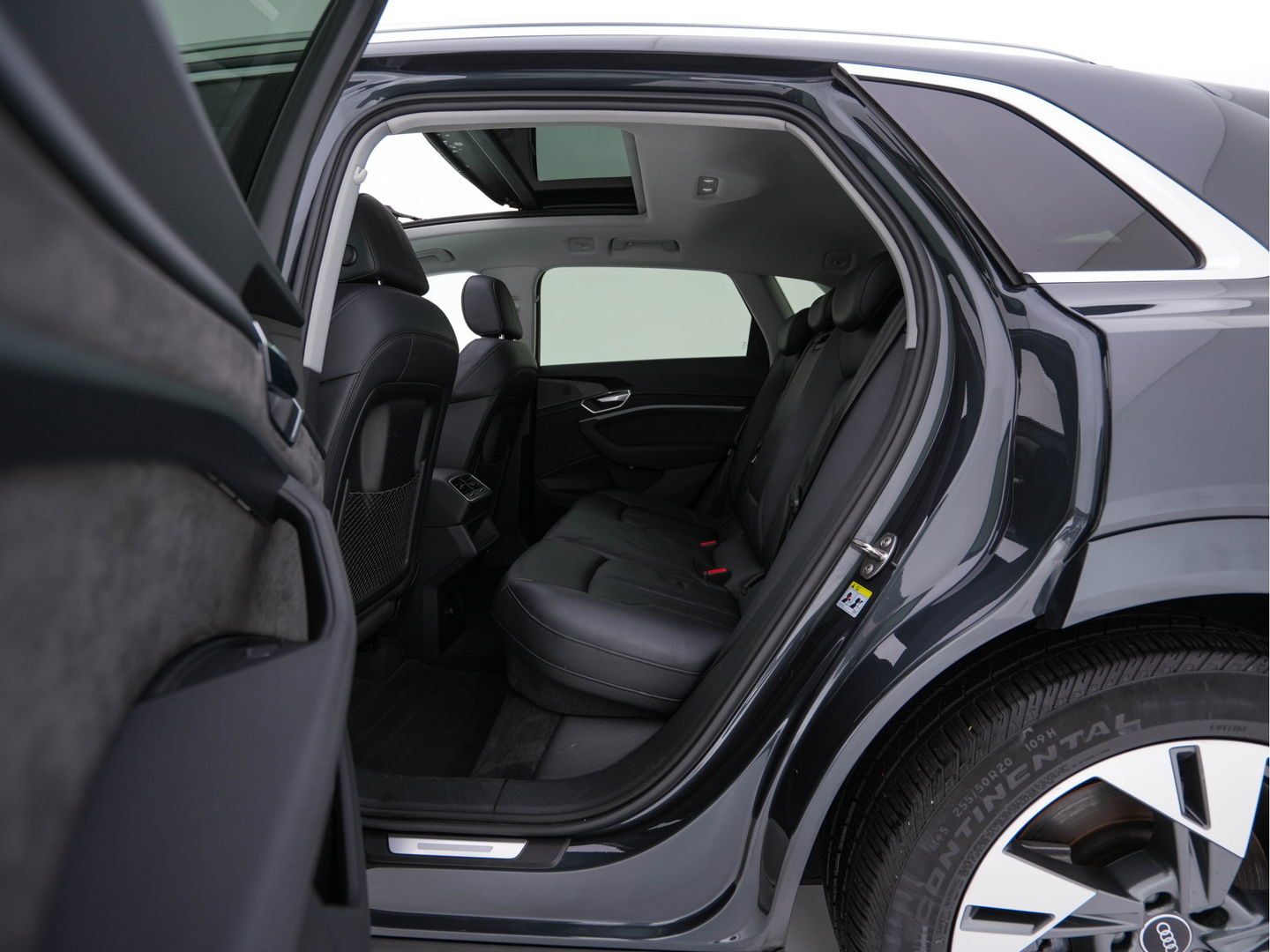 Audi e-tron 55 quattro Business edition Plus 95 kWh (3-Fase-11 kW) {SOH-88%} (INCL-BTW) *HEATPUMP | PANO | LEATHER | ADAPTIVE-CRUISE | FULL-LED | DIGI-COCKPIT | KEYLESS | MEMORY-PACK | CAMERA | NAVI-FULLMAP | SHIFTPADDLES | DAB+ | COMFORTSEATS | 20''ALU*