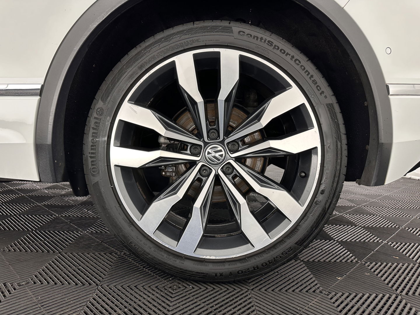 Volkswagen Tiguan 2.0 TSI 4Motion R-Line Highline Aut. *ADAPTIVE-CRUISE | LEATHER-MICROFIBRE | FULL-LED | NAVI-FULLMAP | HEATED-SPORTSEATS | CAMERA | SHIFTPADDLES | PRIVACYGLASS | CARPLAY | ECC | PDC | 20''ALU*