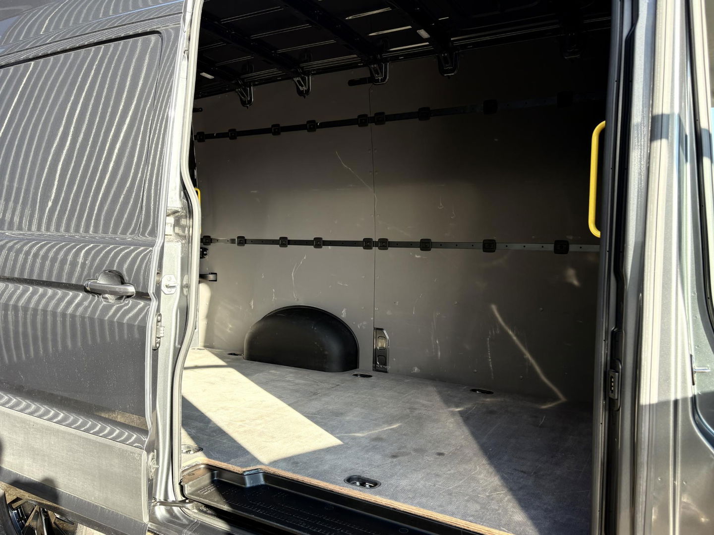 MAN TGE 35 2.0 L3H3 LUXE | LEDER | GASGEVEERDE CHAUFFEURSSTOEL | LED | CRUISE | LMV | SIDEBARS | DIK UITGEVOERD