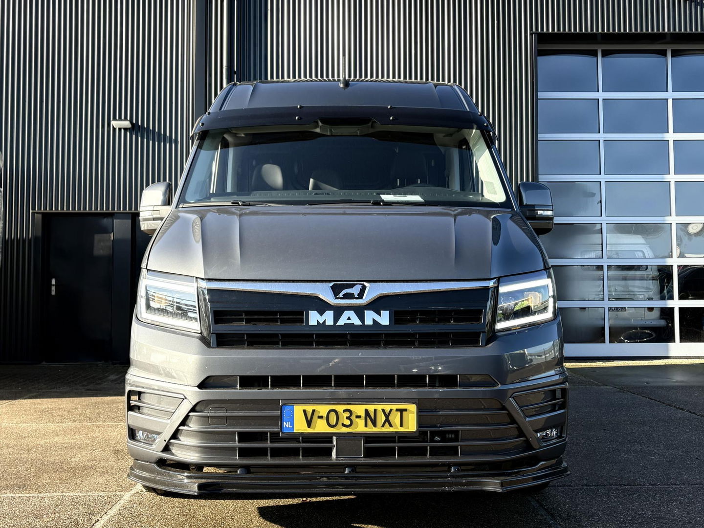 MAN TGE 35 2.0 L3H3 LUXE | LEDER | GASGEVEERDE CHAUFFEURSSTOEL | LED | CRUISE | LMV | SIDEBARS | DIK UITGEVOERD