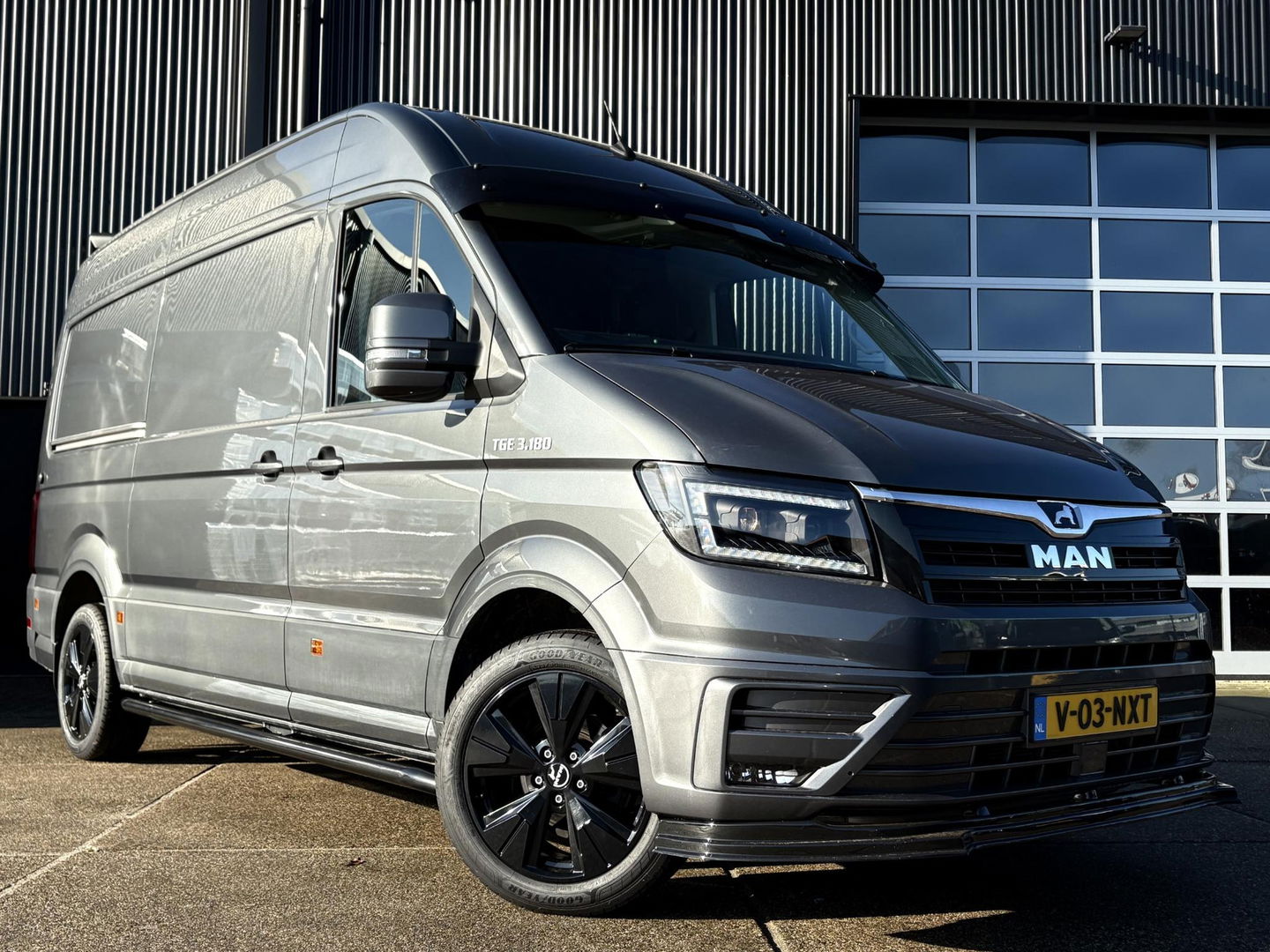 MAN TGE 35 2.0 L3H3 LUXE | LEDER | GASGEVEERDE CHAUFFEURSSTOEL | LED | CRUISE | LMV | SIDEBARS | DIK UITGEVOERD