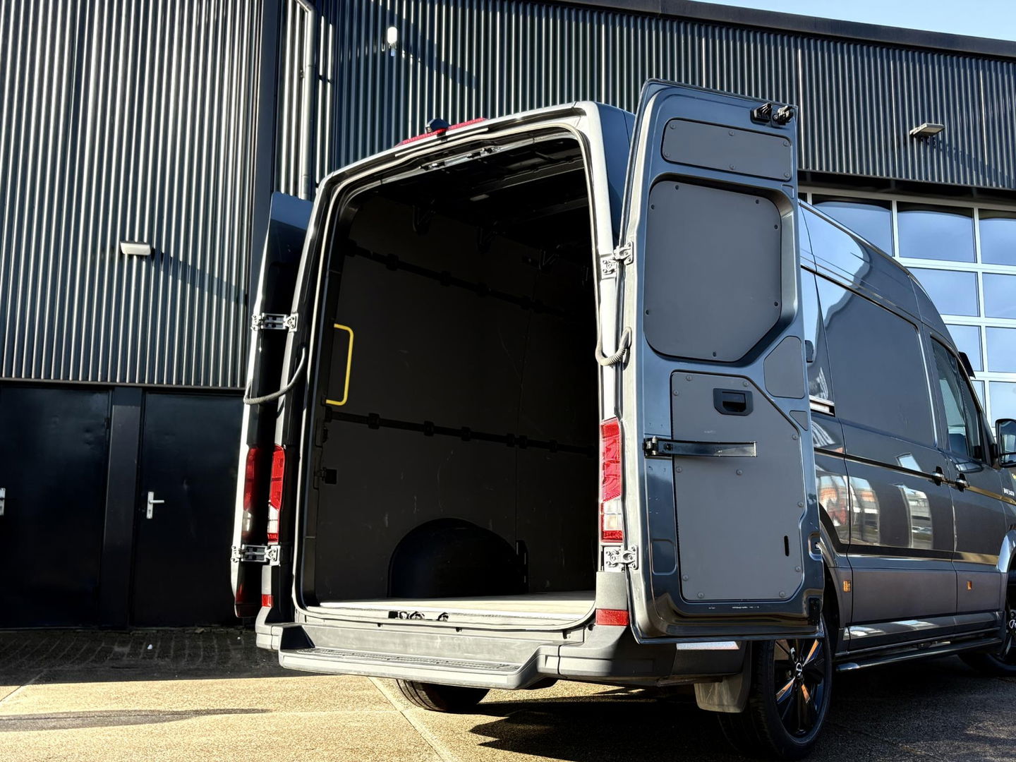 MAN TGE 35 2.0 L3H3 LUXE | LEDER | GASGEVEERDE CHAUFFEURSSTOEL | LED | CRUISE | LMV | SIDEBARS | DIK UITGEVOERD