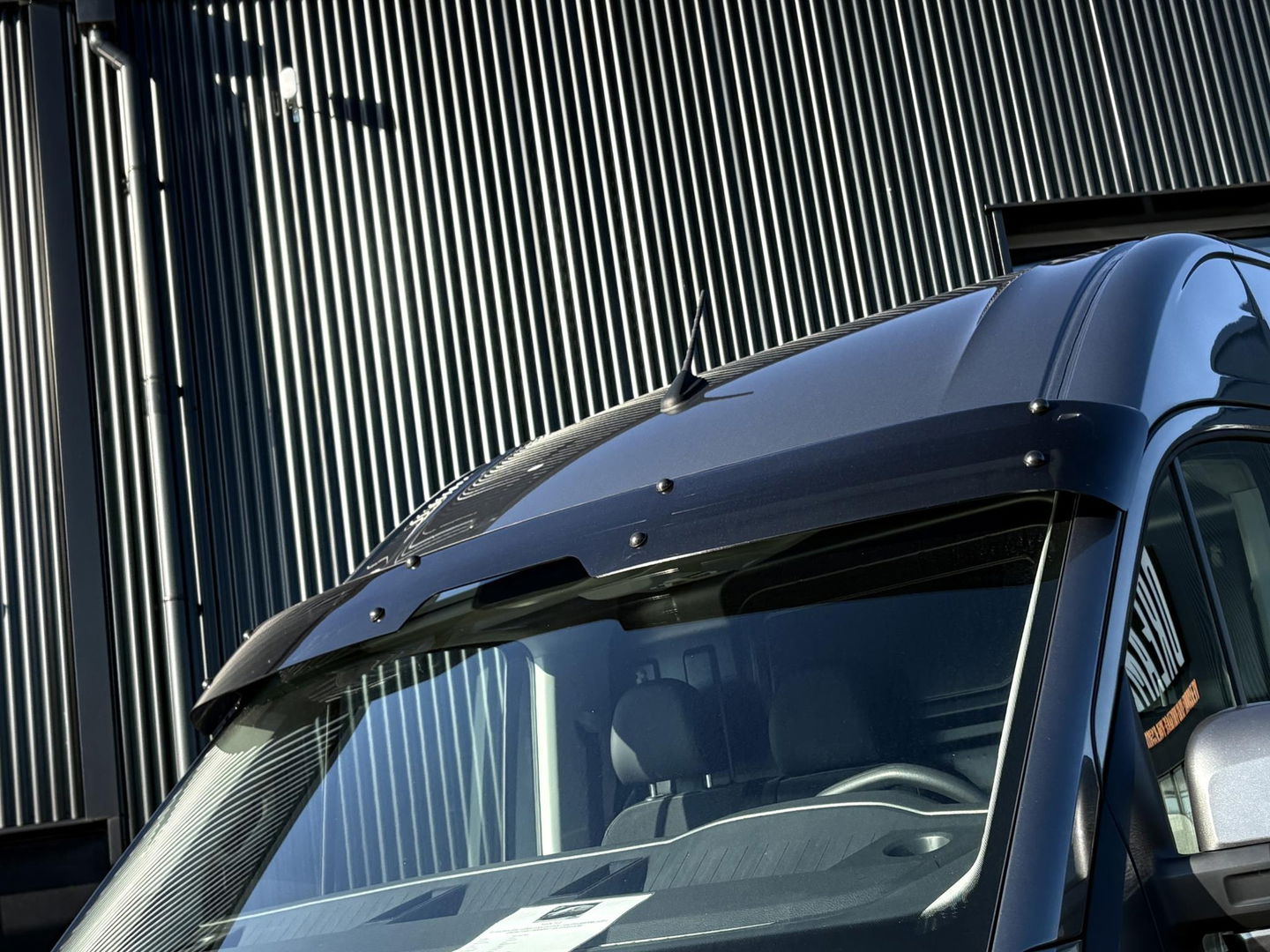 MAN TGE 35 2.0 L3H3 LUXE | LEDER | GASGEVEERDE CHAUFFEURSSTOEL | LED | CRUISE | LMV | SIDEBARS | DIK UITGEVOERD