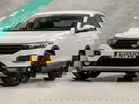 Volkswagen T-Roc - 1.5 TSI Sport 150Pk Automaat (VIRTUAL COCKPIT, APPLE CARPLAY, GROOT NAVI, CLIMATE, LEDER, STOELVERWARMING, LED KOPLAMPEN, ZWART HEMEL, GETINT GLAS, CAMERA, ADAPTIVE CRUISE, NIEUWSTAAT)