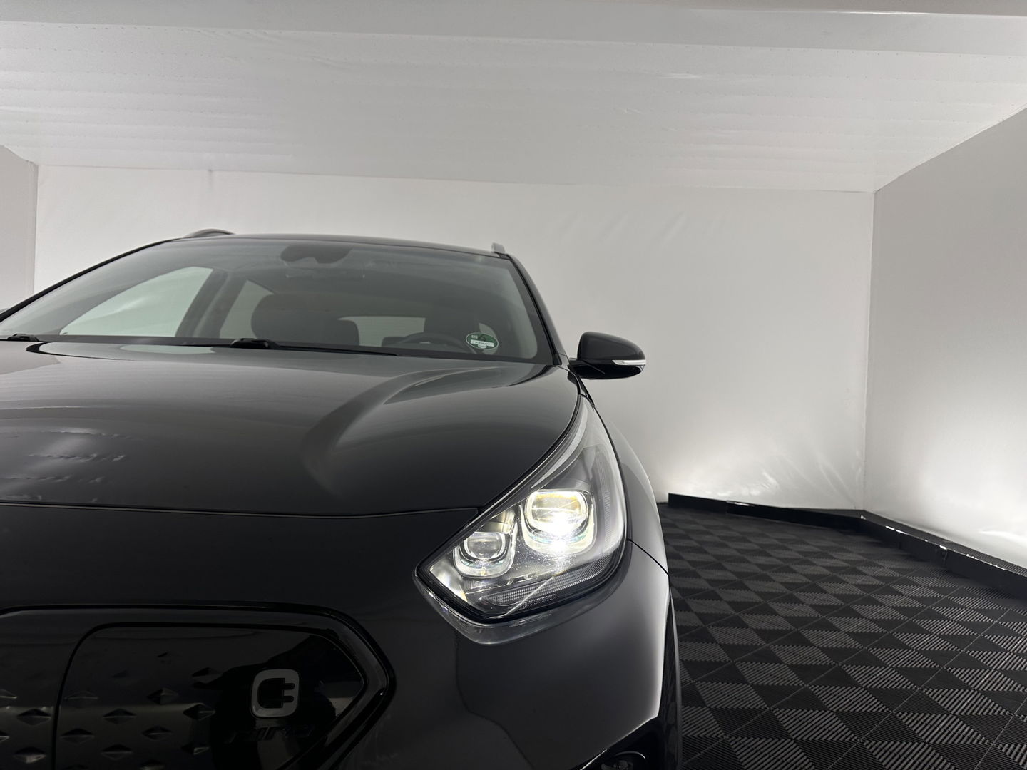 Kia e-Niro ExecutiveLine 64 kWh [ 3-Fase ] {SOH-100%} (INCL-BTW) Aut.*HEATPUMP | LEATHER | FULL-LED | NAVI-FULLMAP | ADAPTIVE-CRUISE | CAMERA | MEMORY-PACK | LANE-ASSIST | KEYLESS | DIGI-COCKPIT | PRIVACYGLASS | SHIFTPADDLES | COMFORTSEATS | 17"