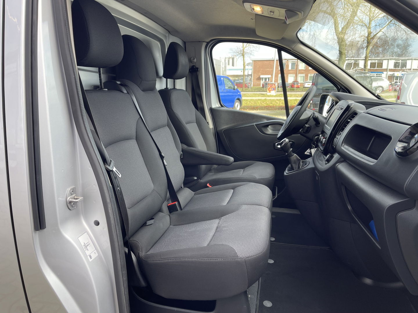 Fiat Talento 2.0 MultiJet 145pk L2H1 Basis / zilver metallic / vaste prijs rijklaar € 13.950 ex btw / lease vanaf € 235 / euro 6 / bpm vrij / trekhaak / airco / cruise / navigatie !