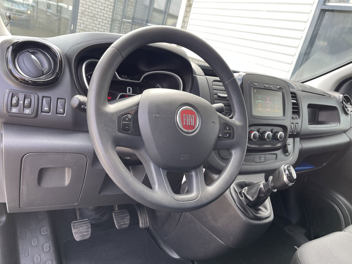 Fiat Talento 2.0 MultiJet 145pk L2H1 Basis / zilver metallic / vaste prijs rijklaar € 13.950 ex btw / lease vanaf € 235 / euro 6 / bpm vrij / trekhaak / airco / cruise / navigatie !