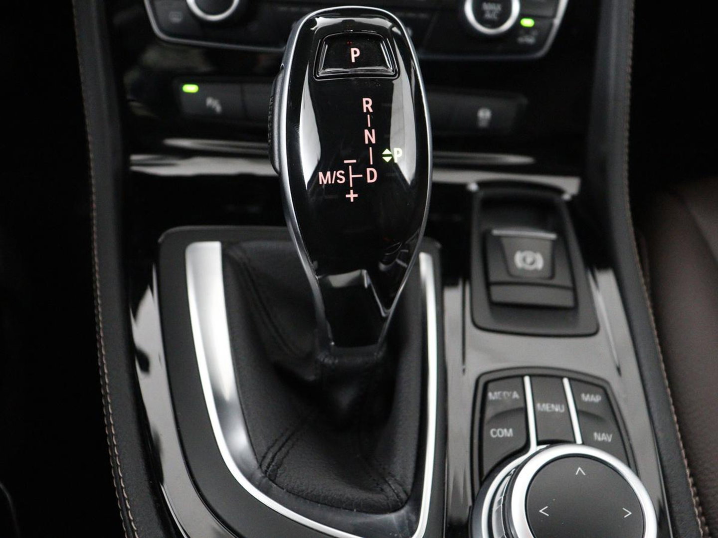 BMW 2 Serie Gran Tourer 220i Business Edition Plus | Luxury Line | Leder | Head-Up | Stoelverwarming | Trekhaak | Camera | Carplay | Full LED | Keyless | Navigatie | Cruise control | Bluetooth