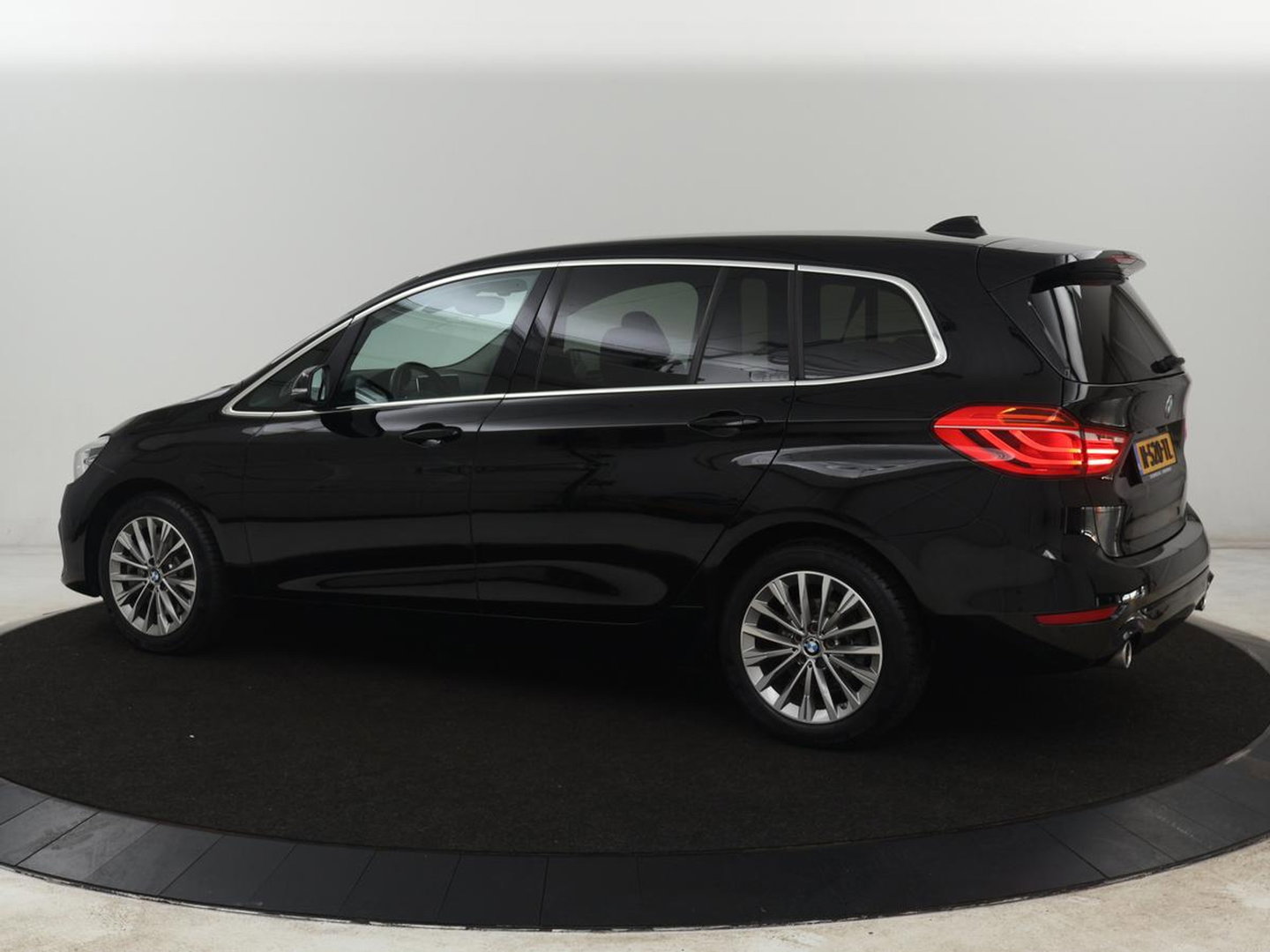BMW 2 Serie Gran Tourer 220i Business Edition Plus | Luxury Line | Leder | Head-Up | Stoelverwarming | Trekhaak | Camera | Carplay | Full LED | Keyless | Navigatie | Cruise control | Bluetooth