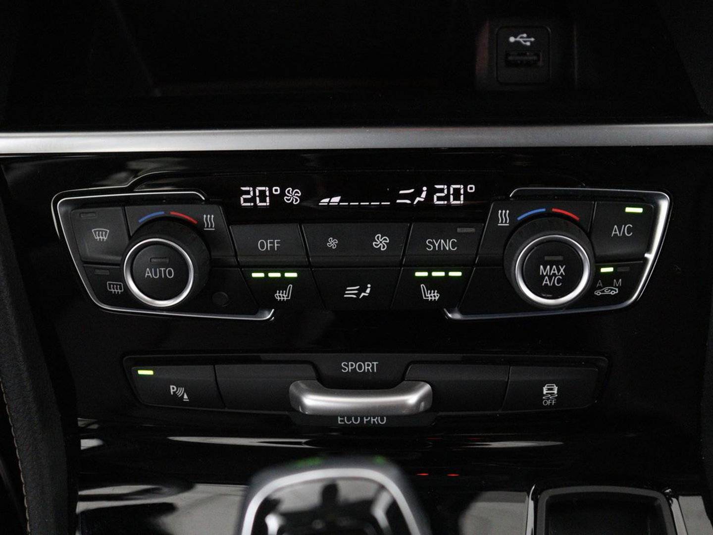 BMW 2 Serie Gran Tourer 220i Business Edition Plus | Luxury Line | Leder | Head-Up | Stoelverwarming | Trekhaak | Camera | Carplay | Full LED | Keyless | Navigatie | Cruise control | Bluetooth