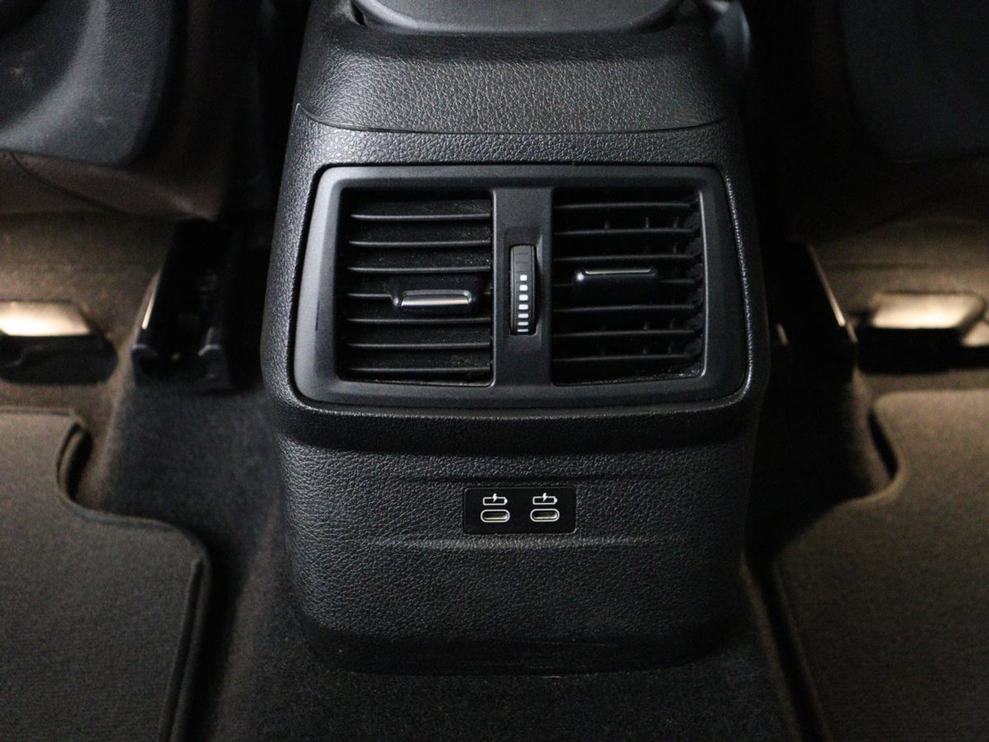 BMW 2 Serie Gran Tourer 220i Business Edition Plus | Luxury Line | Leder | Head-Up | Stoelverwarming | Trekhaak | Camera | Carplay | Full LED | Keyless | Navigatie | Cruise control | Bluetooth