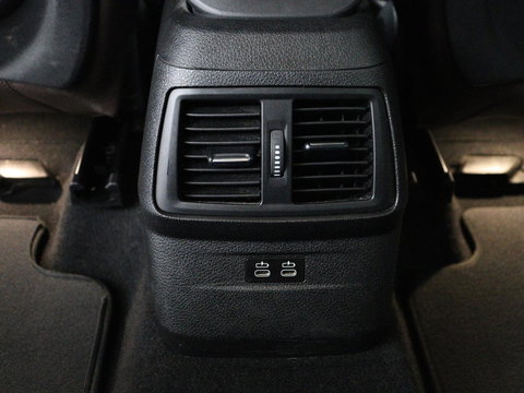 BMW 2 Serie Gran Tourer 220i Business Edition Plus | Luxury Line | Leder | Head-Up | Stoelverwarming | Trekhaak | Camera | Carplay | Full LED | Keyless | Navigatie | Cruise control | Bluetooth