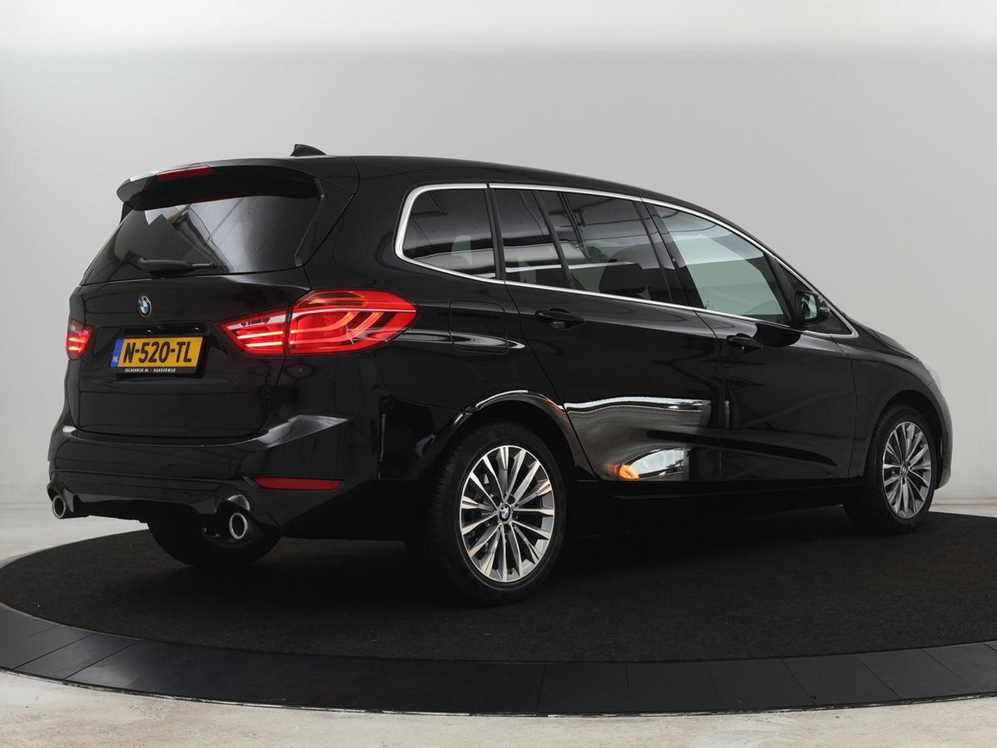 BMW 2 Serie Gran Tourer 220i Business Edition Plus | Luxury Line | Leder | Head-Up | Stoelverwarming | Trekhaak | Camera | Carplay | Full LED | Keyless | Navigatie | Cruise control | Bluetooth