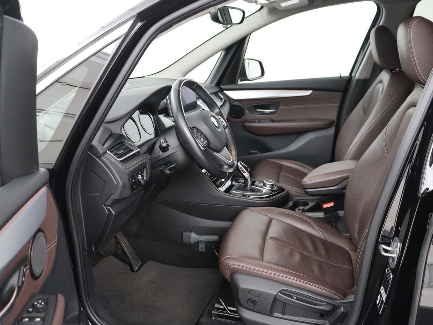 BMW 2 Serie Gran Tourer 220i Business Edition Plus | Luxury Line | Leder | Head-Up | Stoelverwarming | Trekhaak | Camera | Carplay | Full LED | Keyless | Navigatie | Cruise control | Bluetooth