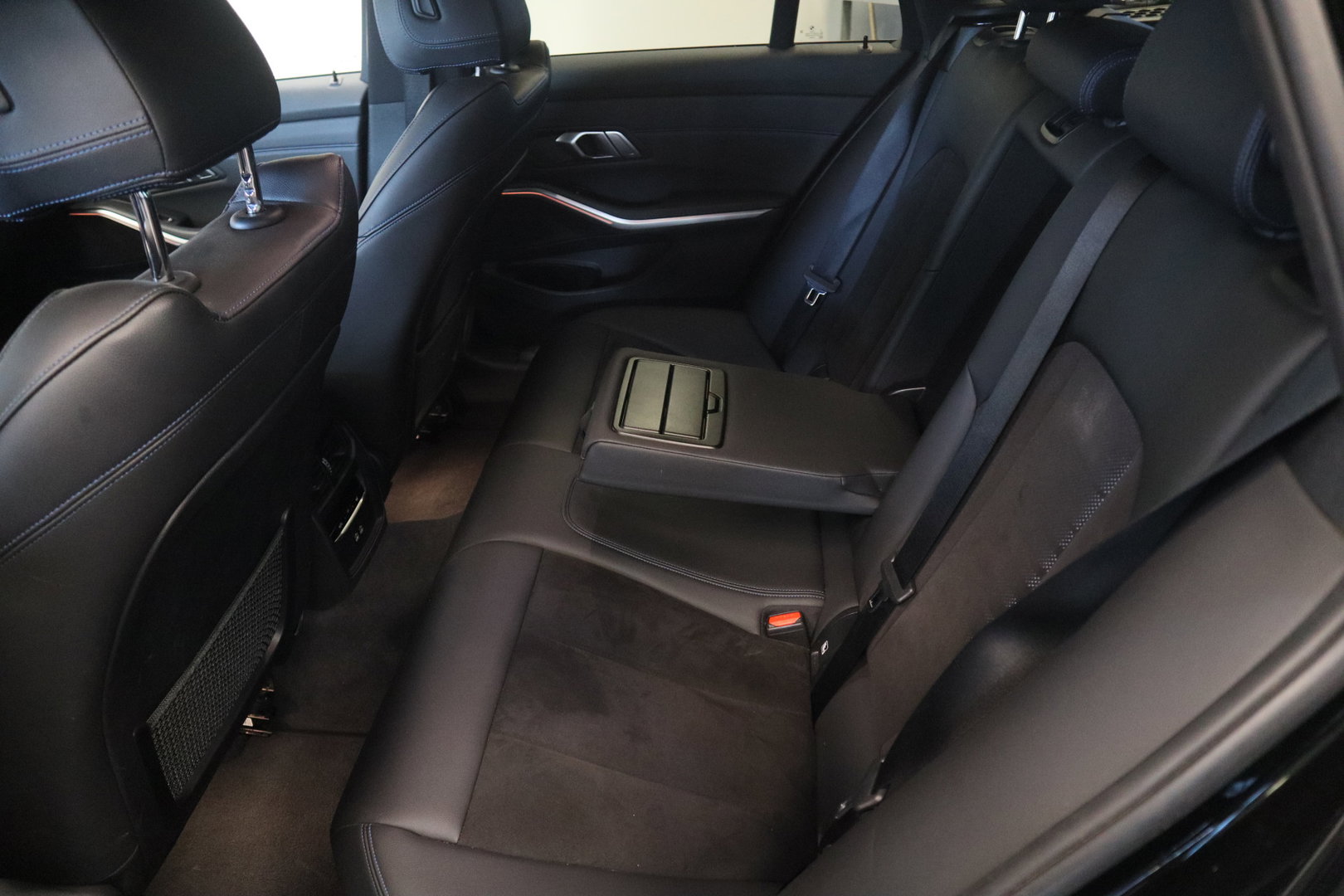 BMW 3 Serie Touring 320i M-Sport Business Edition Climate/Cruise Navi PDC NAP! 24 Maanden garantie* (Vraag naar de voorwaarden)