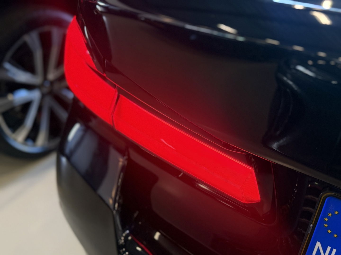 BMW 5 Serie 530e 292PK M-Sport / M- Individual / alcantara / 360° / Laser