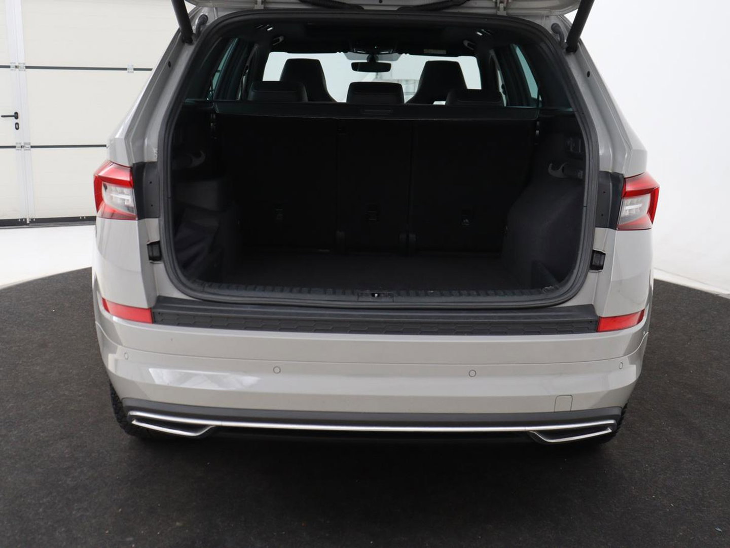 Škoda Kodiaq 1.5 TSI Sportline | Panoramadak | Stoelverwarming | Leder/Alcantara | Camera | Carplay | Sfeerverlichting | Virtual Cockpit | Canton Sound | Navigatie | Keyless | 20'' | Memory | Full LED