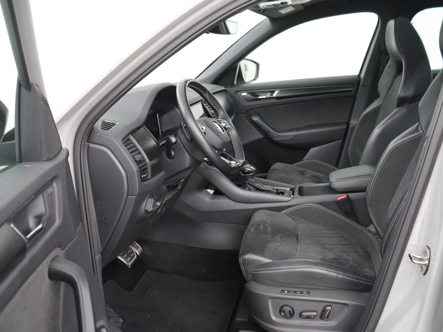 Škoda Kodiaq 1.5 TSI Sportline | Panoramadak | Stoelverwarming | Leder/Alcantara | Camera | Carplay | Sfeerverlichting | Virtual Cockpit | Canton Sound | Navigatie | Keyless | 20'' | Memory | Full LED