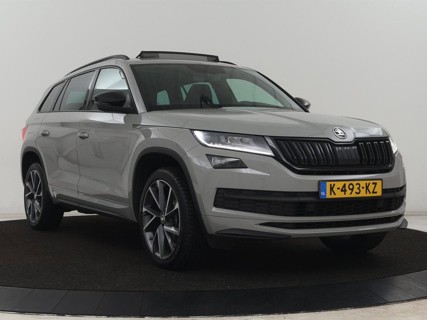 Škoda Kodiaq 1.5 TSI Sportline | Panoramadak | Stoelverwarming | Leder/Alcantara | Camera | Carplay | Sfeerverlichting | Virtual Cockpit | Canton Sound | Navigatie | Keyless | 20'' | Memory | Full LED