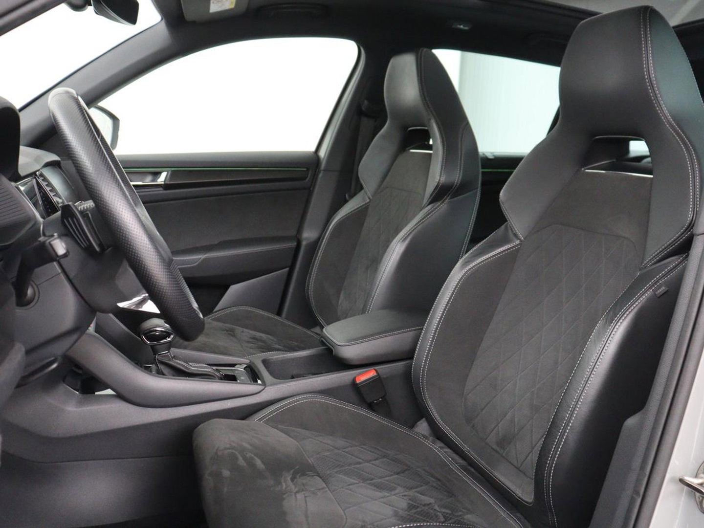 Škoda Kodiaq 1.5 TSI Sportline | Panoramadak | Stoelverwarming | Leder/Alcantara | Camera | Carplay | Sfeerverlichting | Virtual Cockpit | Canton Sound | Navigatie | Keyless | 20'' | Memory | Full LED