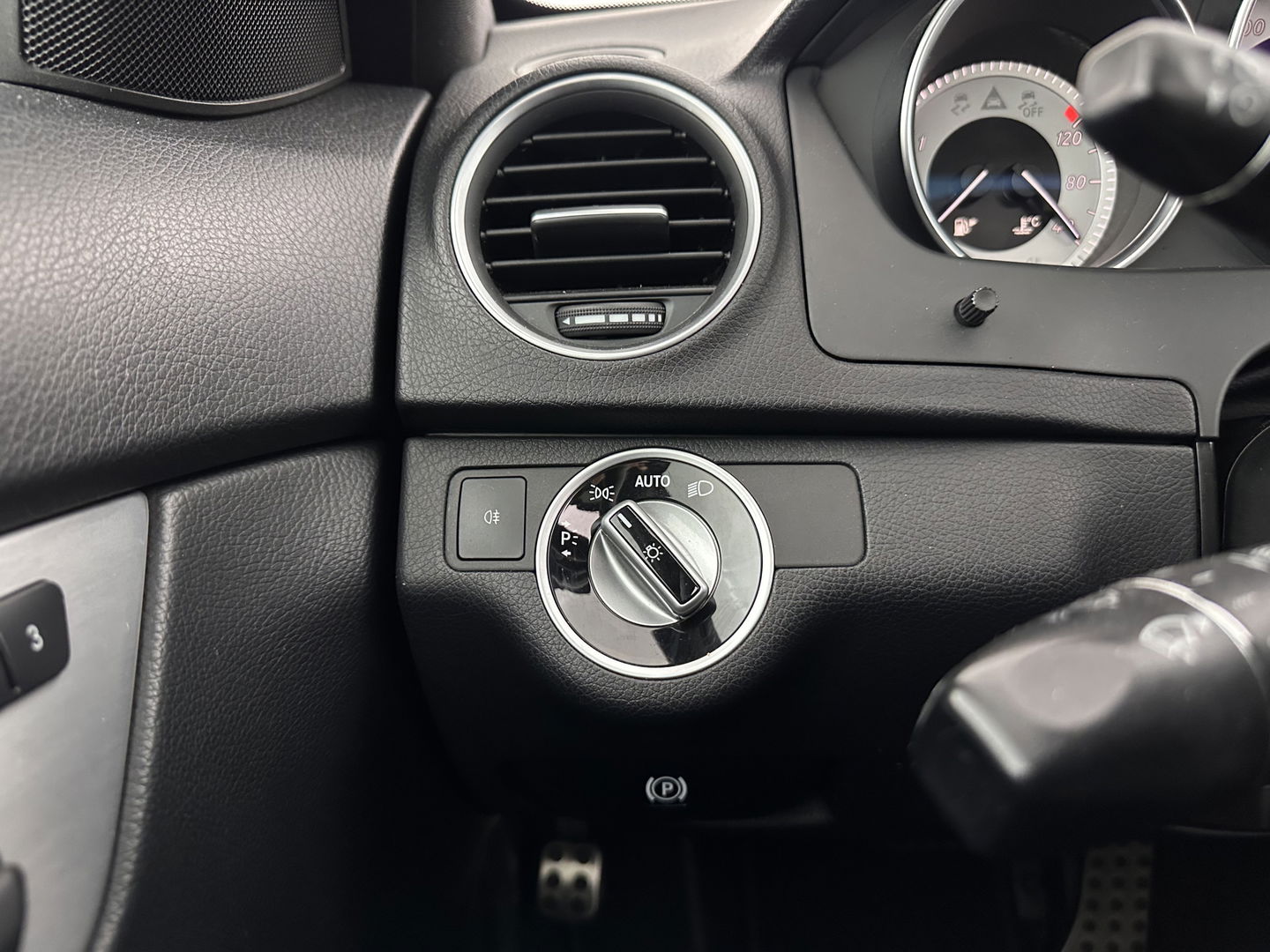 Mercedes-Benz C-Klasse Coupé 180 AMG Aut. *PANO | LEATHER | XENON | MEMORY-PACK | SPORT-SEATS | NAVI-FULLMAP | ECC | PDC | CRUISE | 17''ALU | TOWBAR*