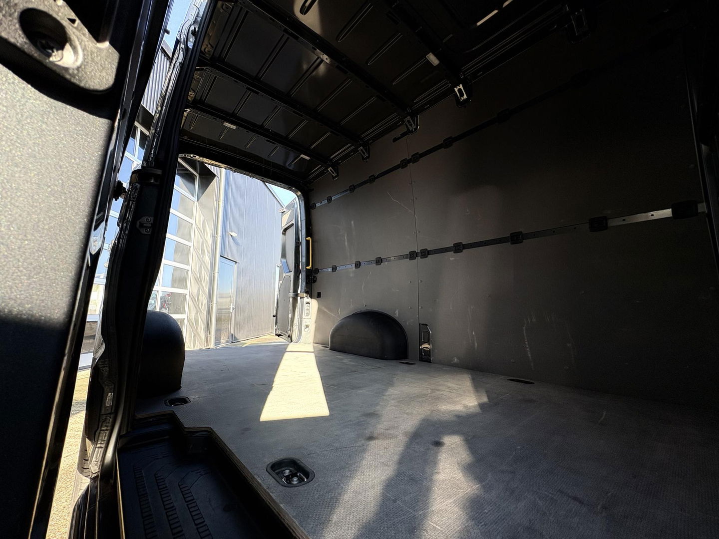 MAN TGE 35 2.0 L3H3 LUXE | LEDER | GASGEVEERDE CHAUFFEURSSTOEL | LED | CRUISE | LMV | SIDEBARS | DIK UITGEVOERD