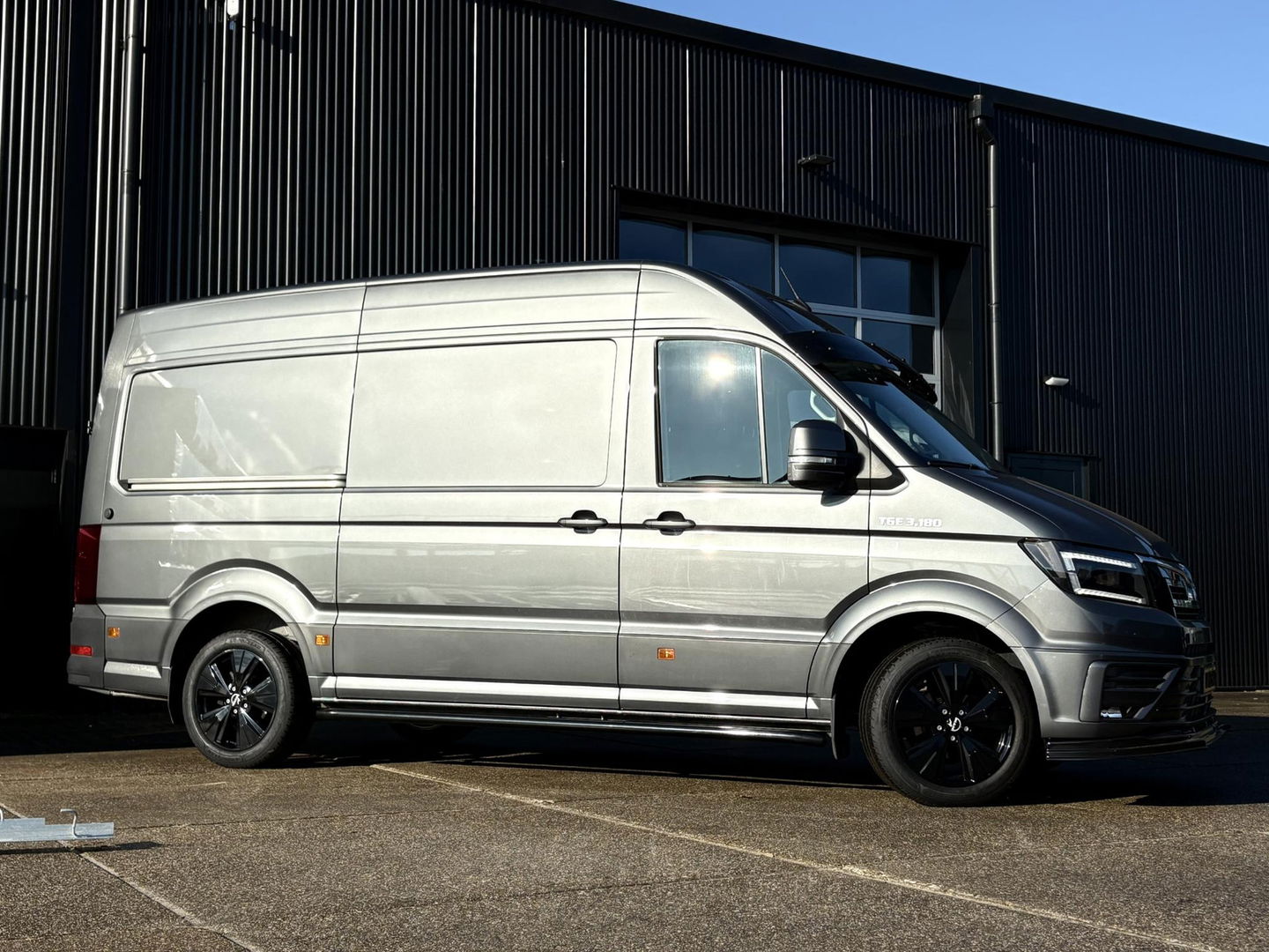 MAN TGE 35 2.0 L3H3 LUXE | LEDER | GASGEVEERDE CHAUFFEURSSTOEL | LED | CRUISE | LMV | SIDEBARS | DIK UITGEVOERD