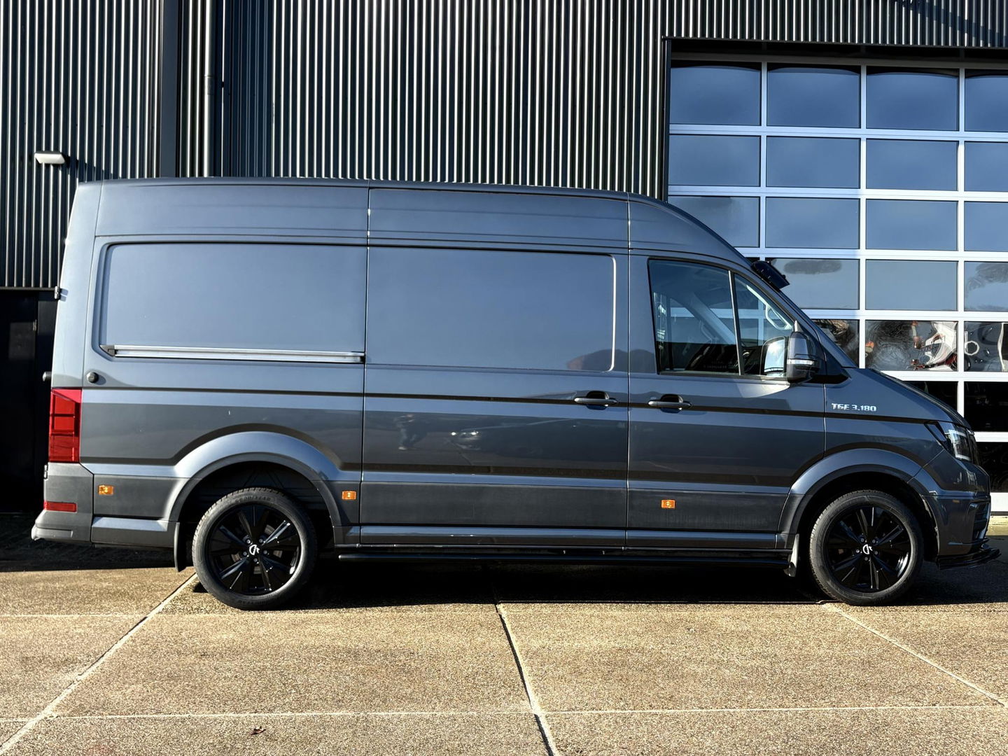 MAN TGE 35 2.0 L3H3 LUXE | LEDER | GASGEVEERDE CHAUFFEURSSTOEL | LED | CRUISE | LMV | SIDEBARS | DIK UITGEVOERD