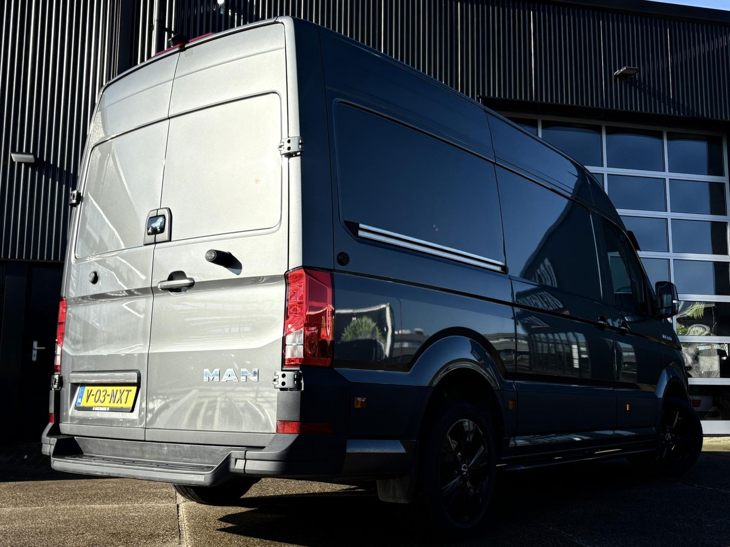 MAN TGE 35 2.0 L3H3 LUXE | LEDER | GASGEVEERDE CHAUFFEURSSTOEL | LED | CRUISE | LMV | SIDEBARS | DIK UITGEVOERD