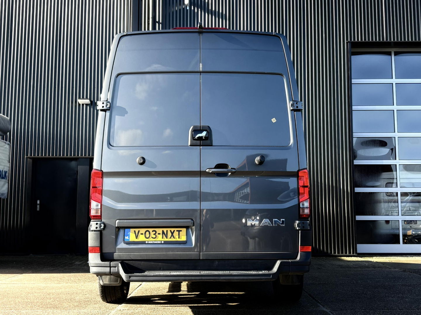 MAN TGE 35 2.0 L3H3 LUXE | LEDER | GASGEVEERDE CHAUFFEURSSTOEL | LED | CRUISE | LMV | SIDEBARS | DIK UITGEVOERD