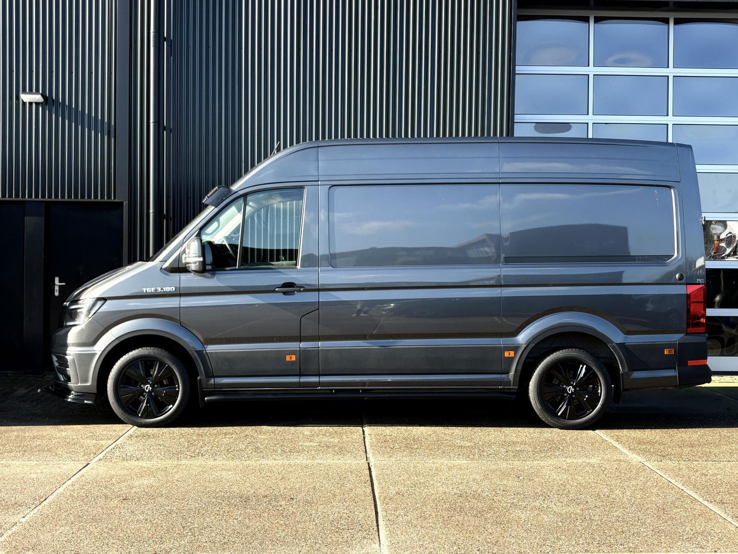 MAN TGE 35 2.0 L3H3 LUXE | LEDER | GASGEVEERDE CHAUFFEURSSTOEL | LED | CRUISE | LMV | SIDEBARS | DIK UITGEVOERD