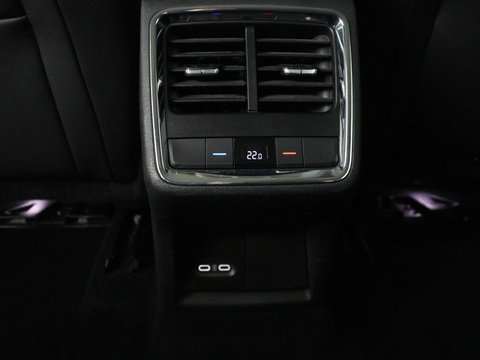 Škoda Enyaq iV 60 | Warmtepomp | Stoelverwarming | Camera | Keyless | Carplay | Navigatie | Half leder | Full LED | Cruise control | Parkeerhulp | Sfeerverlichting